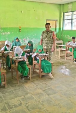 Babinsa Pantau Kualitas Menu MBG di SD Inpres Borong Kanang Gowa