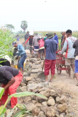 Kawal Ketahanan Infrastruktur Desa, Satgas TMMD Ke-130 Kebut Talud di Kecamatan Bontonompo