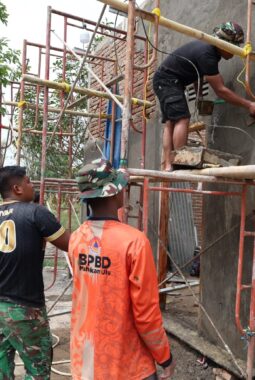 Dari Atap Bocor Menuju Harapan Baru, Rumah Muh. Ramli di Gowa Kini Dikerjakan TNI